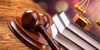 公诉案件是指派律师还是需要自己请律师？