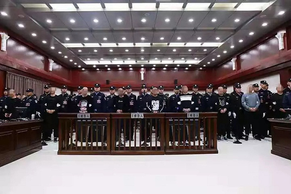 锡林郭勒盟中级人民法院依法公开宣判被告人范泉智等人涉黑案件(图1)