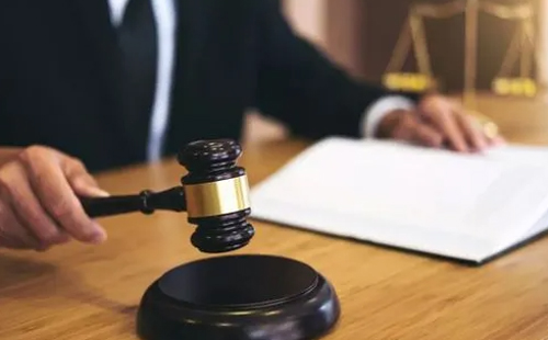 刑事犯罪精神赔偿什么时间给付？(图1)